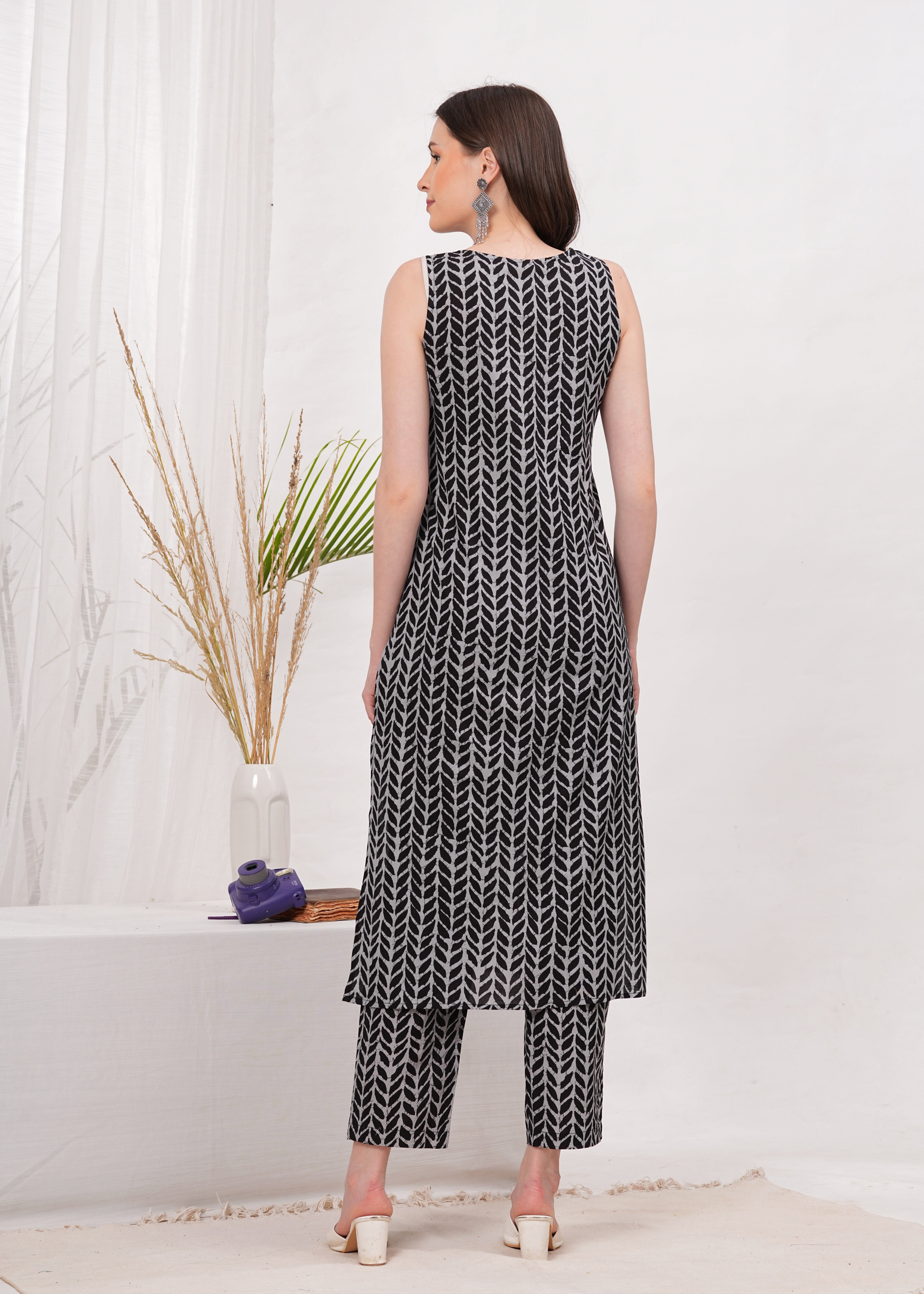 Chic Sleeveless Grey Block Print Kurta Paired with Coordinated Pants - Ideal for Casual Outings and Stylish Everyday Wear