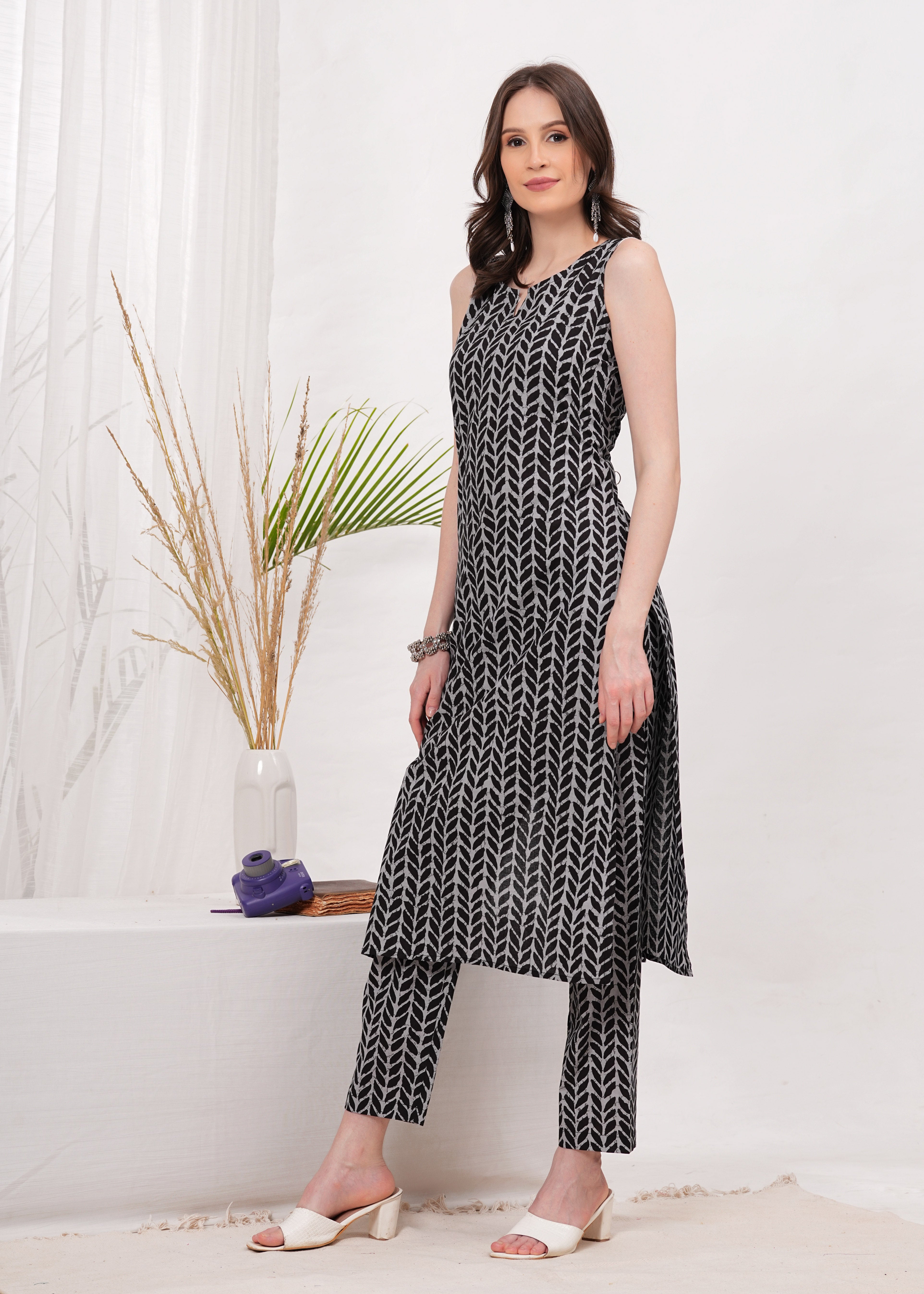 Chic Sleeveless Grey Block Print Kurta Paired with Coordinated Pants - Ideal for Casual Outings and Stylish Everyday Wear