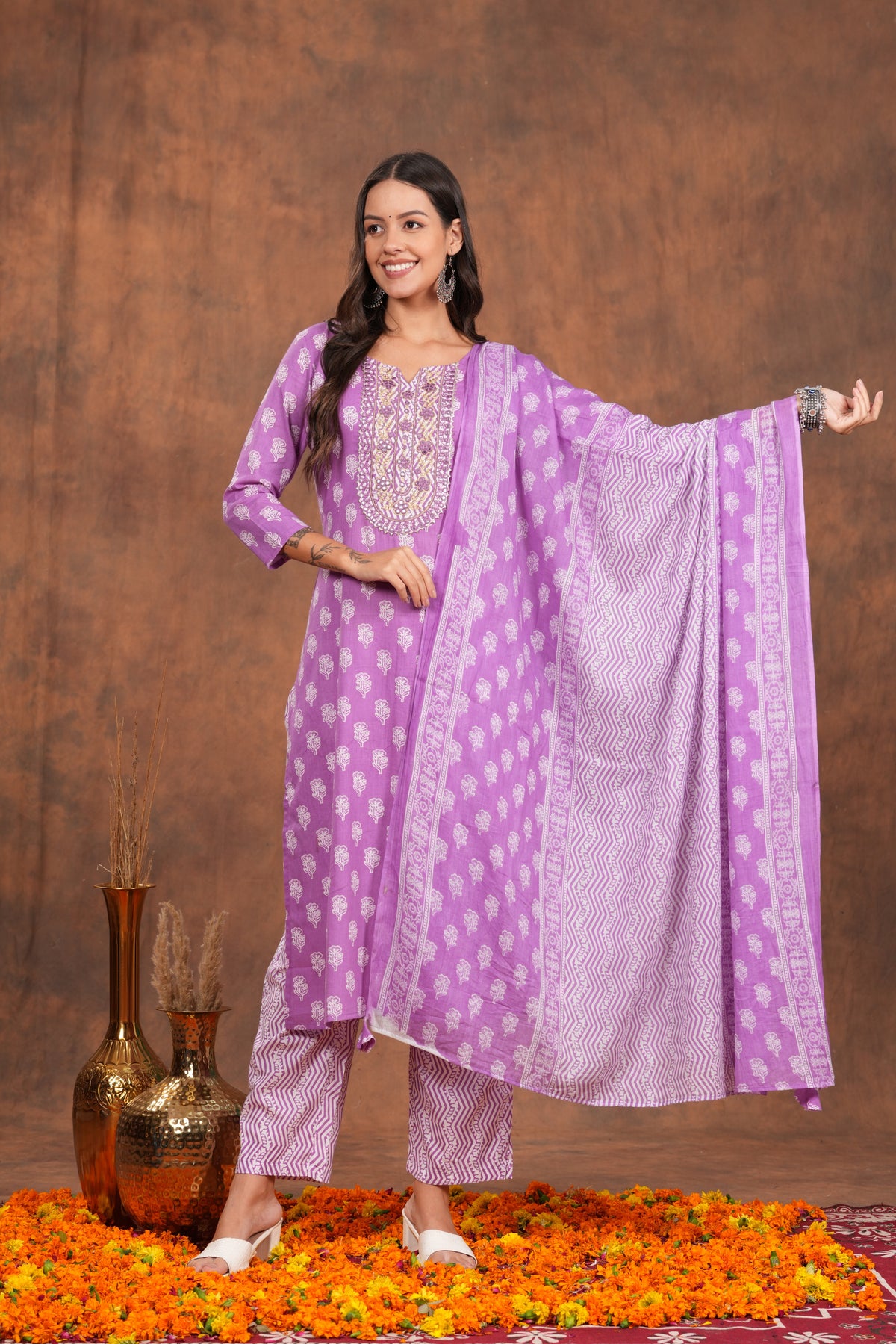 Artfully Crafted Kurta Set with Complementary Dupatta – Perfect for Showcasing Timeless Style and Cultural Charm