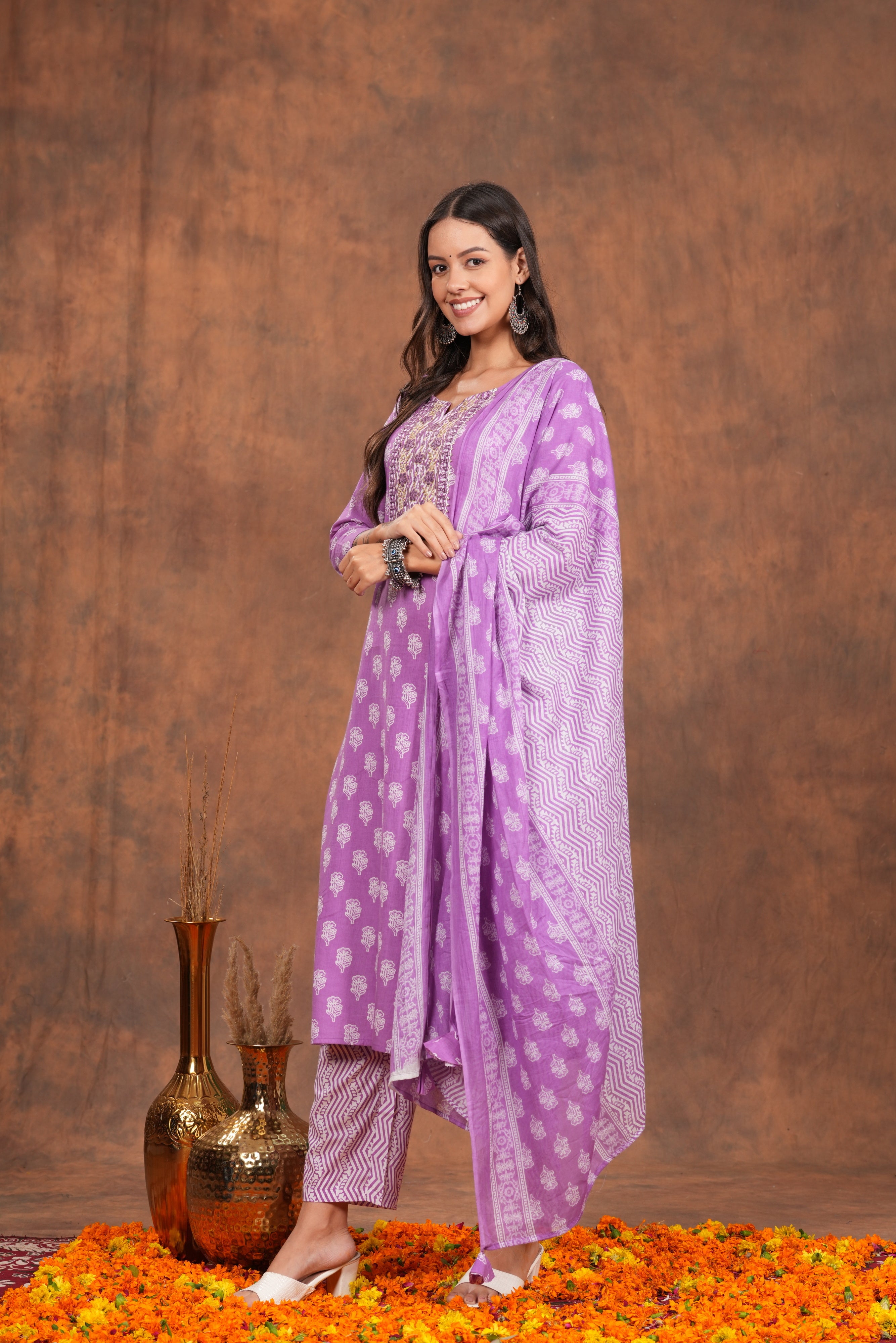 Artfully Crafted Kurta Set with Complementary Dupatta – Perfect for Showcasing Timeless Style and Cultural Charm