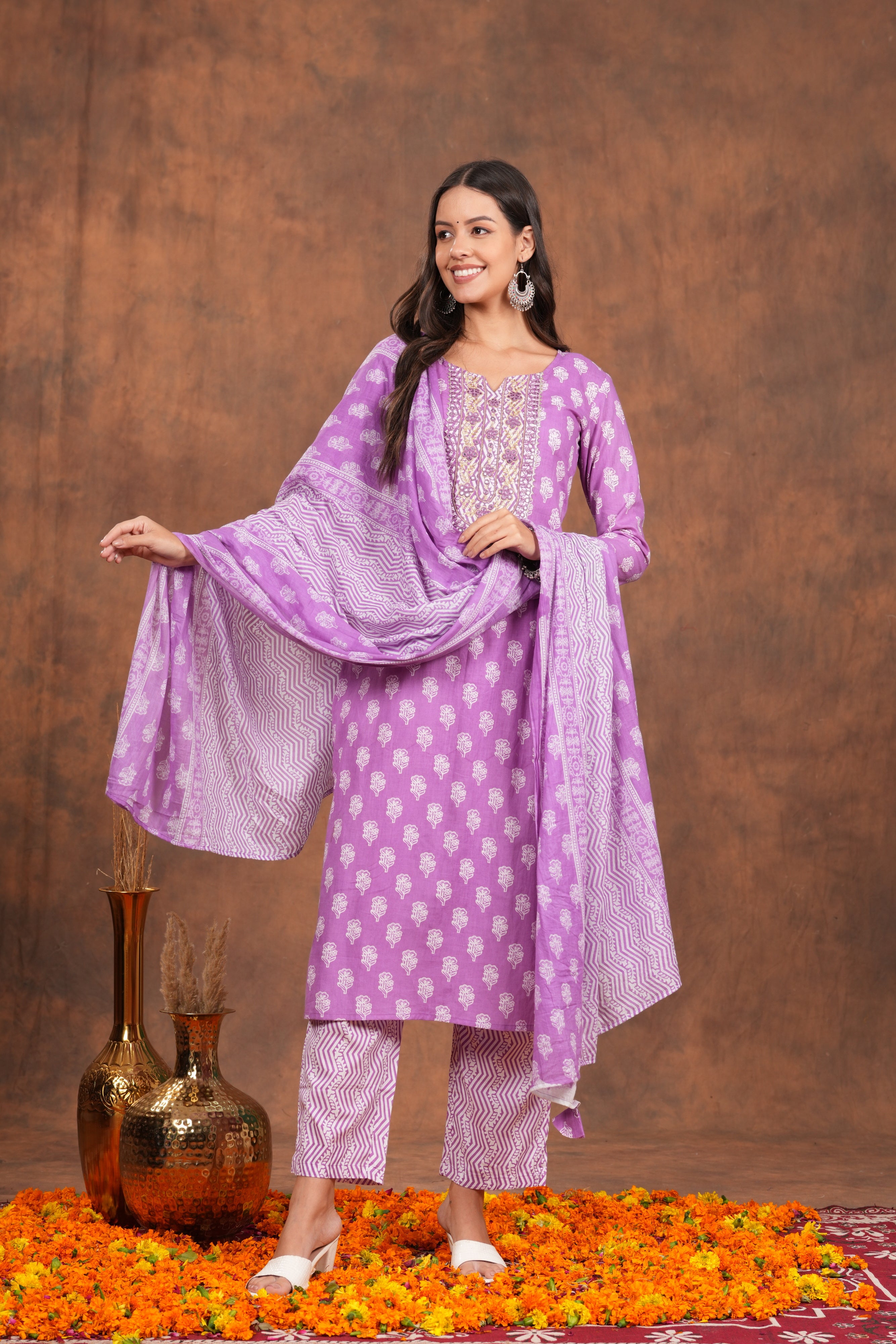 Artfully Crafted Kurta Set with Complementary Dupatta – Perfect for Showcasing Timeless Style and Cultural Charm