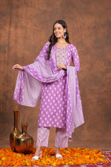 Artfully Crafted Kurta Set with Complementary Dupatta – Perfect for Showcasing Timeless Style and Cultural Charm