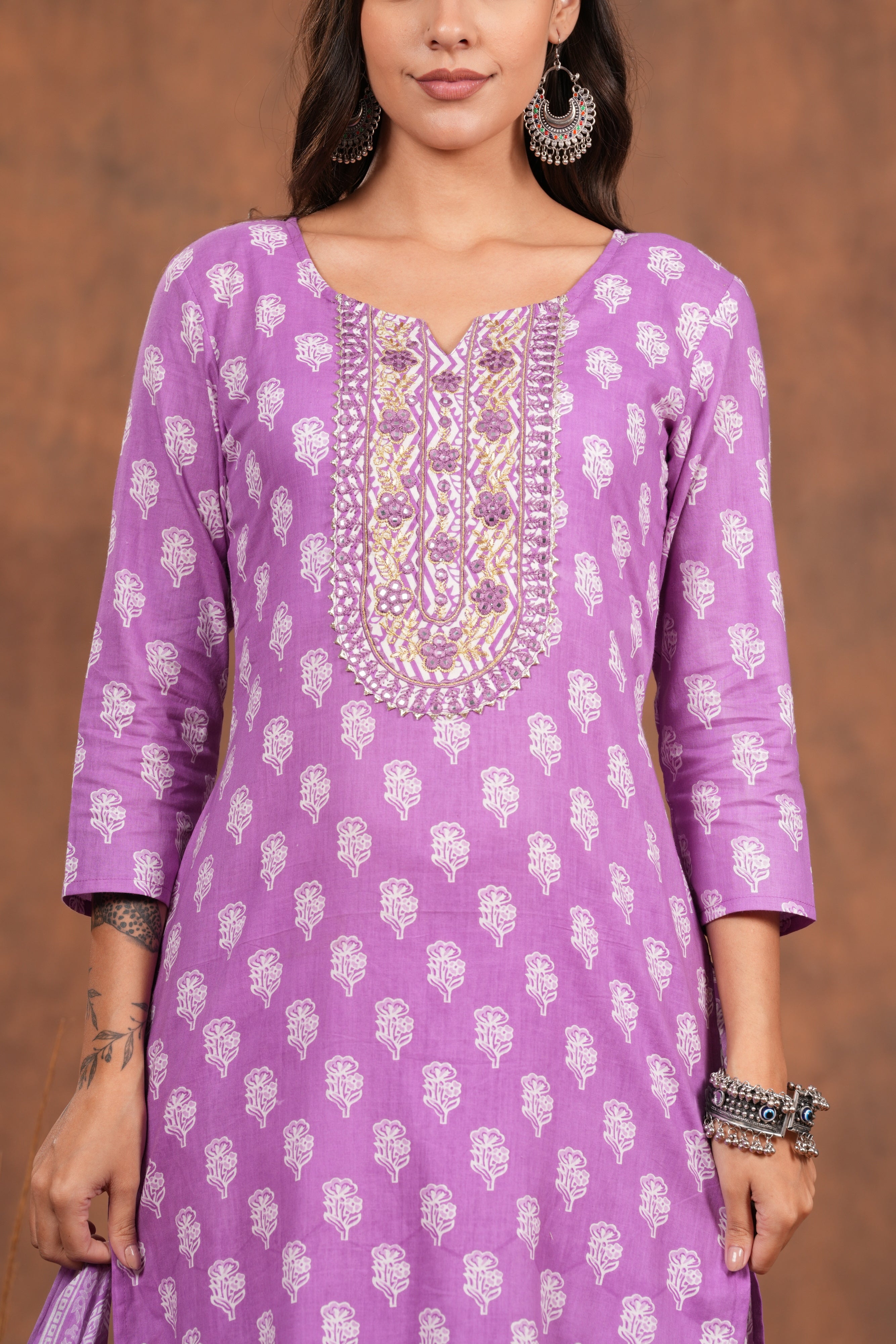 Artfully Crafted Kurta Set with Complementary Dupatta – Perfect for Showcasing Timeless Style and Cultural Charm